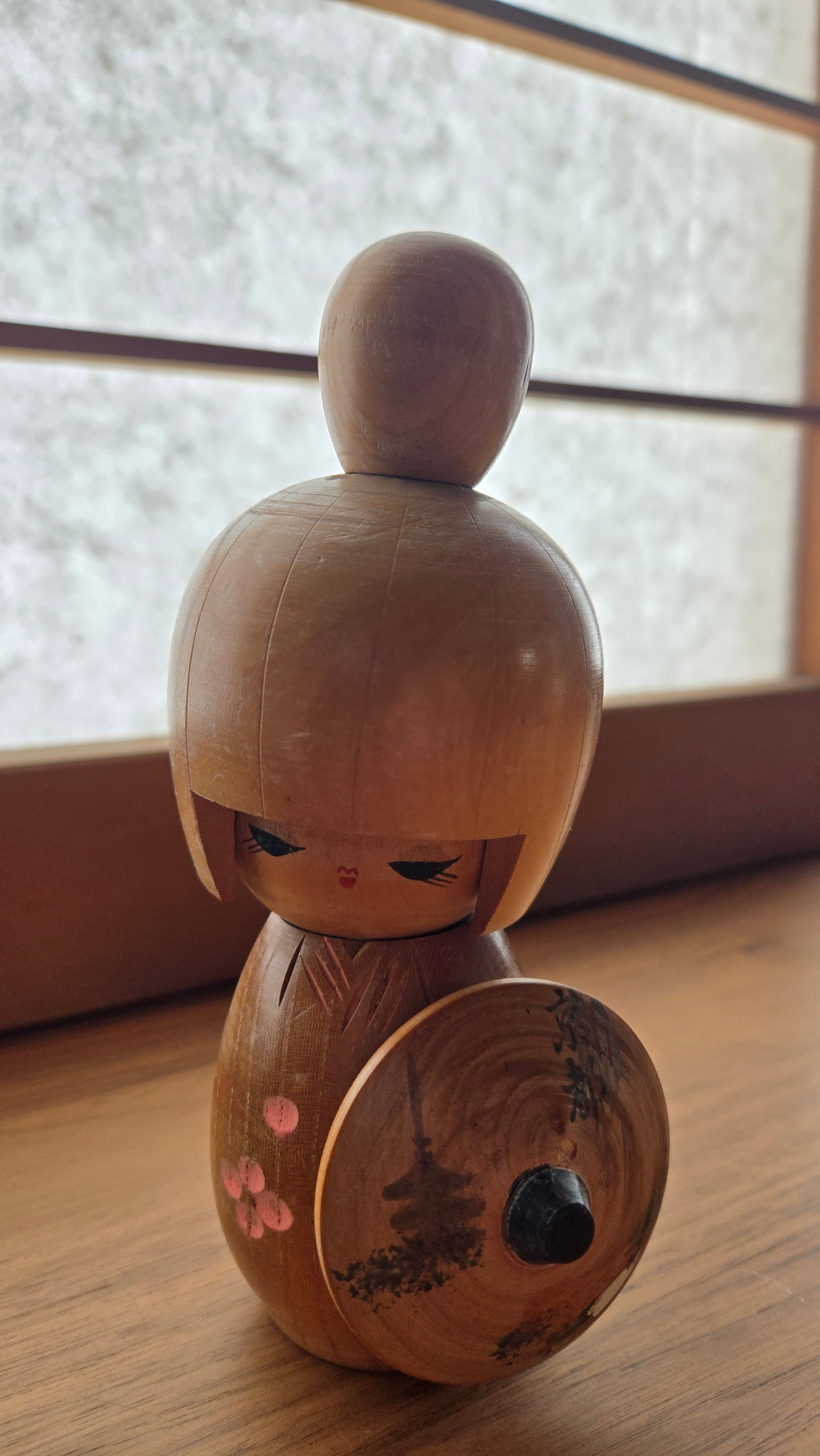Kokeshi créative de Kyoto 🏯 — pagode & fleurs de cerisier, bois naturel vieilli, Japon