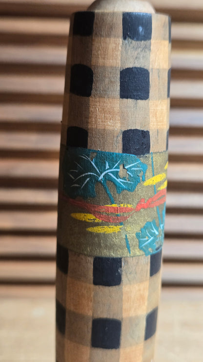 🎎 Kokeshi sōsaku vintage – kimono à carreaux et obi doré aux feuilles bleues