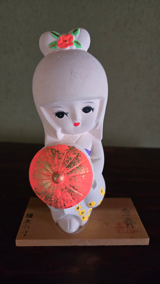 Poupée Komachi d'Amanohashidate 🌸 — plâtre blanc, ombrelle rouge dorée, signée Shūsai, 10 cm