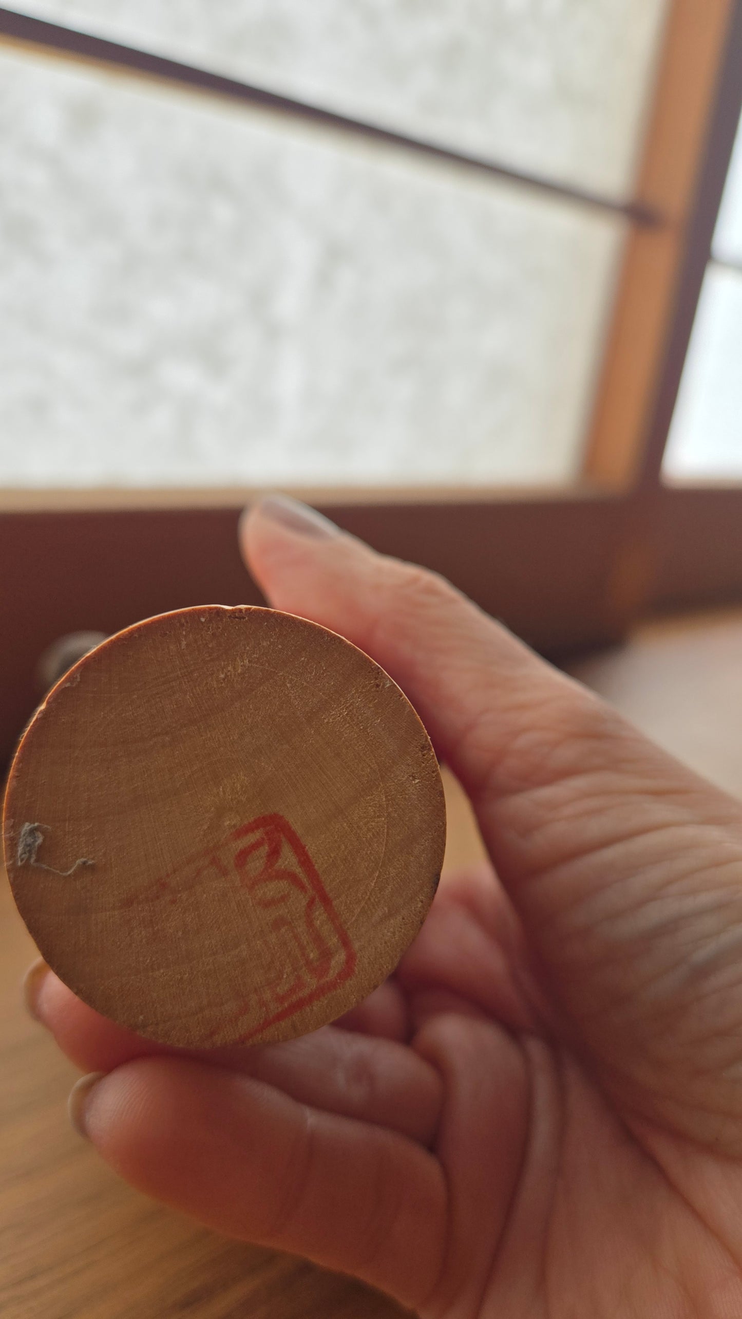 Kokeshi créative au kimono rouge 🌸 — motifs floraux dorés, chignons ronds, bois naturel,