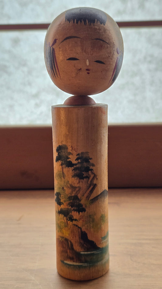 🎎 Kokeshi souvenir peinte du célèbre onsen Yuze (湯瀬温泉), Akita — paysage de pins et poème calligraphié