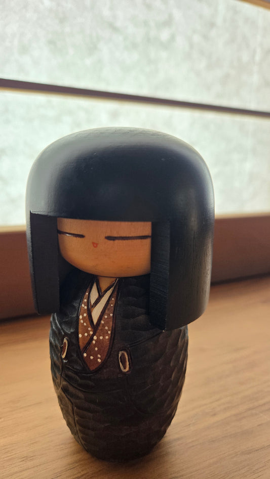 Kokeshi créative laquée noire 🖤 — kimono sculpté, visage zen, bois taillé à la main, Japon
