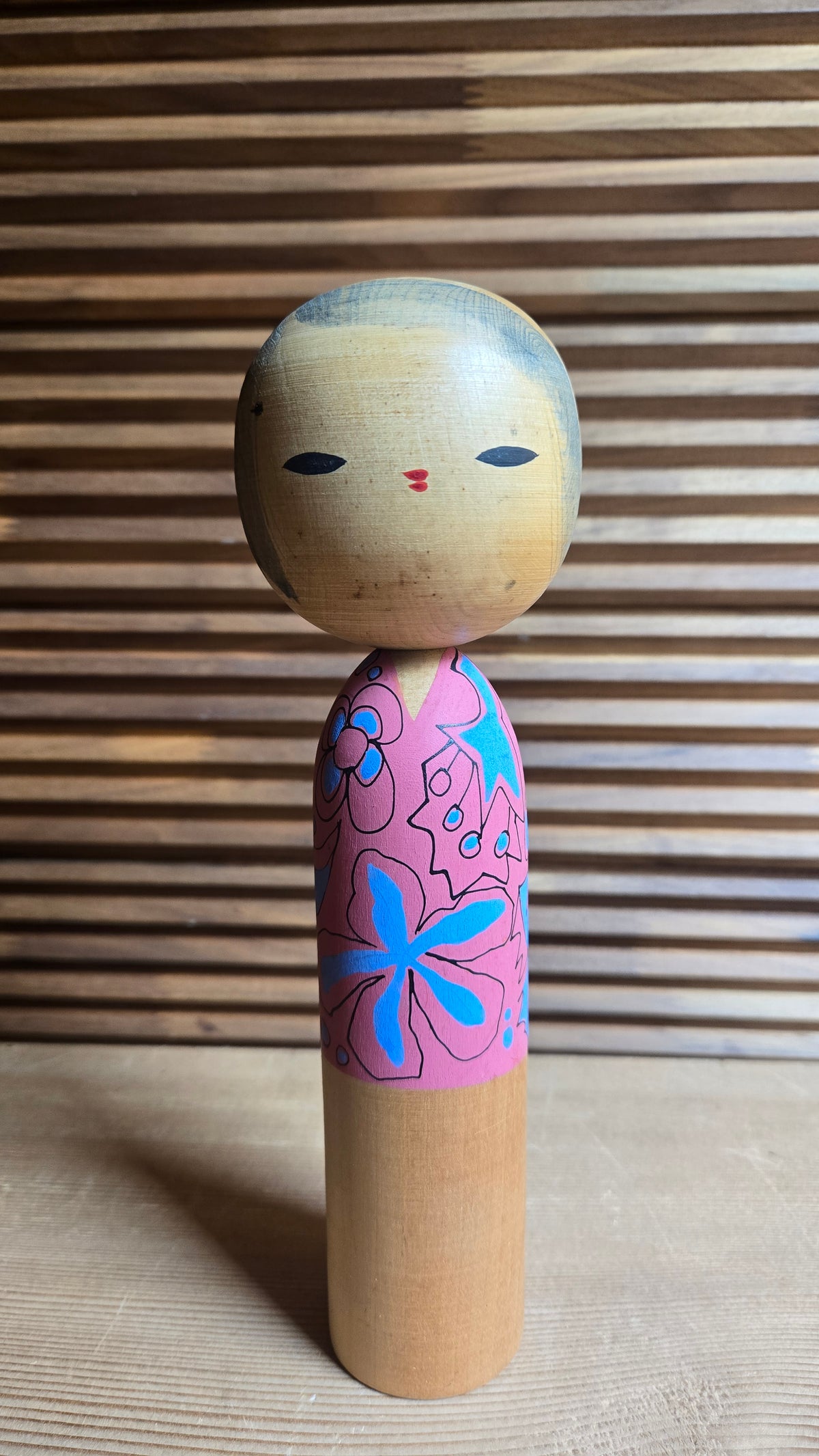 🎎 Kokeshi sōsaku vintage – kimono rose aux grandes fleurs bleues