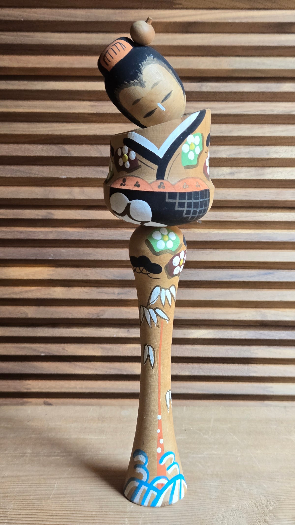 🎎 Kokeshi vintage d'Ikarigaseki – pin, bambou et prunier, vagues bleues
